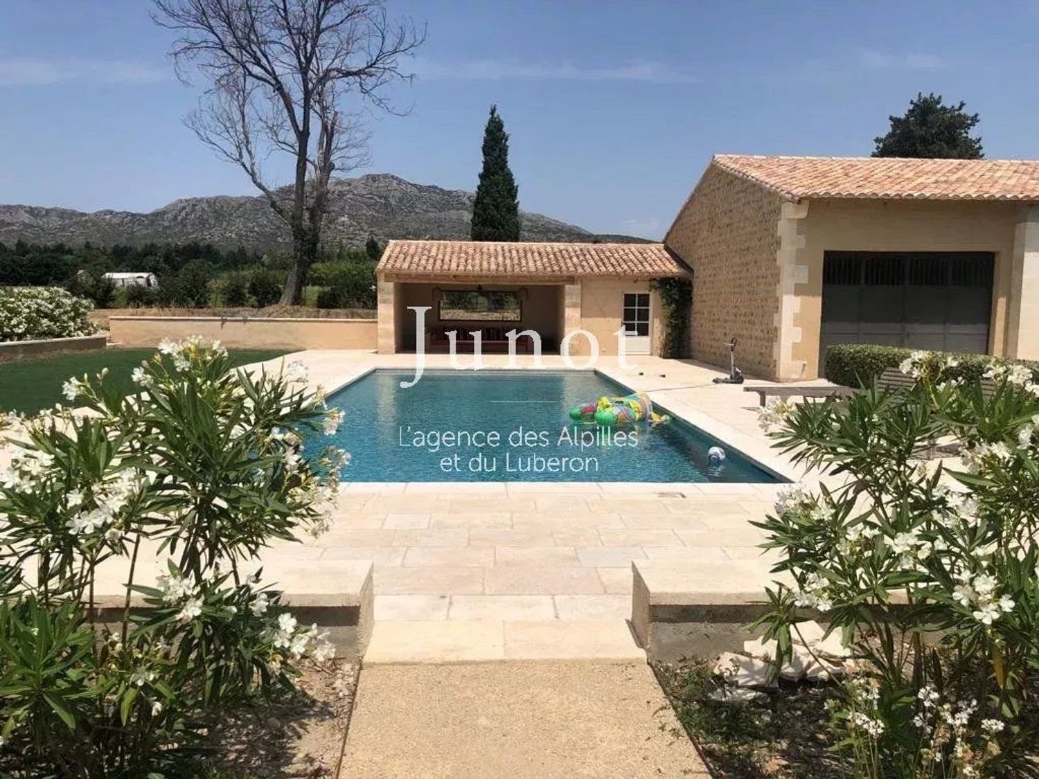 Maison à louer, 600m², Eygalières