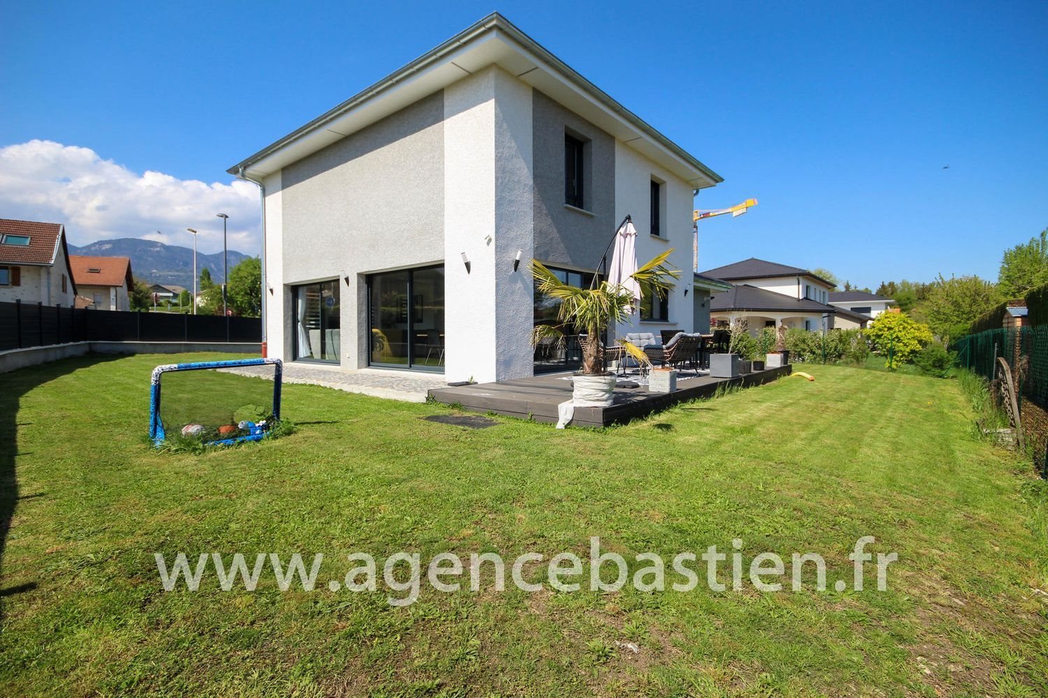 Maison à vendre, 137m², Cessy
