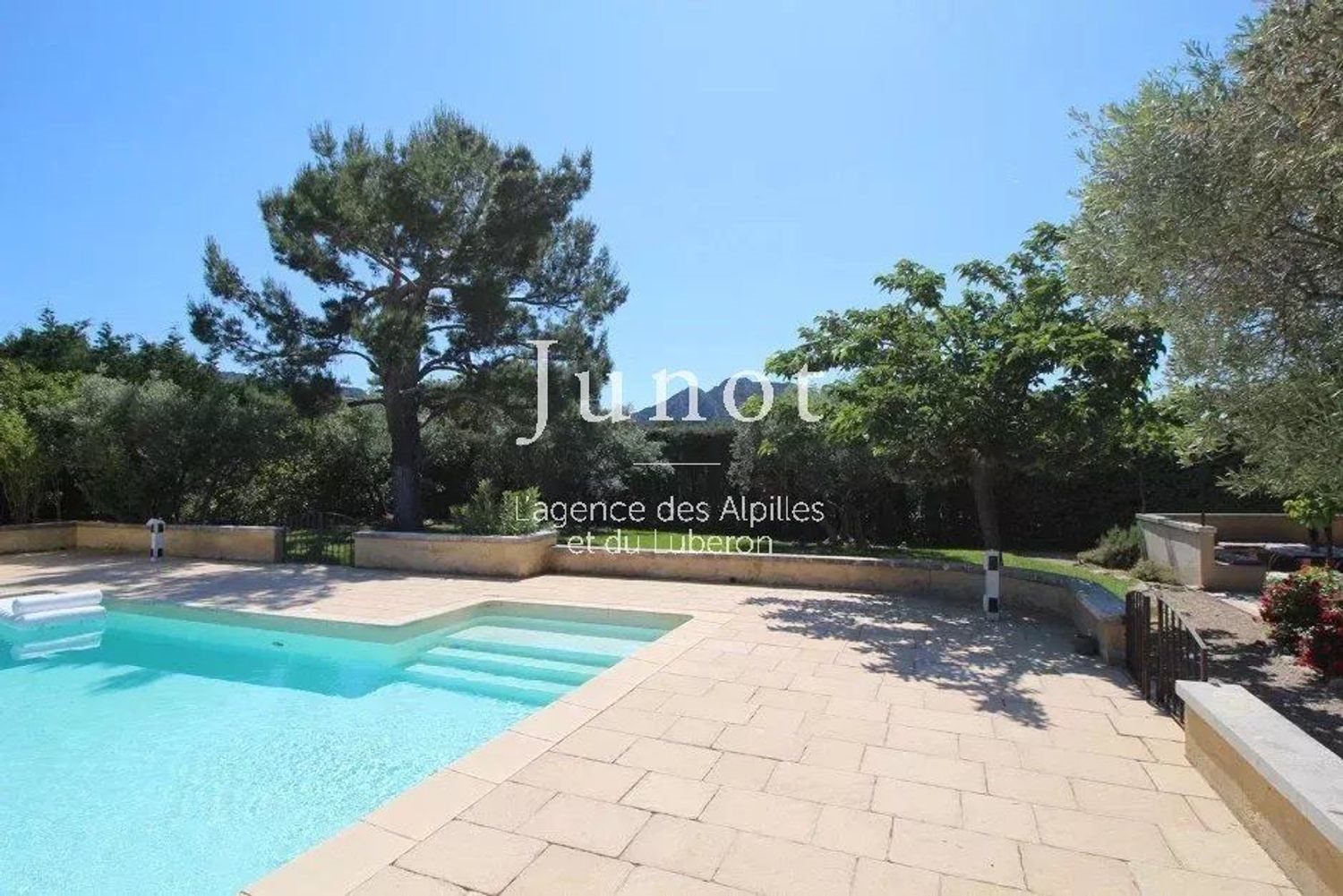Maison à louer, 250m², Eygalières