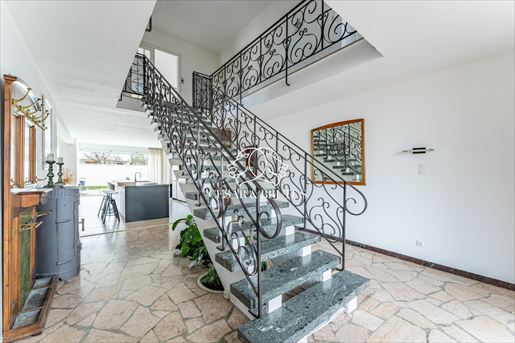 Maison 11 pièces 350 m² · à Saint-Laurent-de-Mure · 350 m² · 650 000 €
