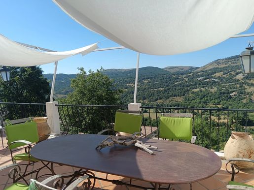 Maison 18 pièces 393 m² · à Coursegoules · 393 m² · 649 000 €