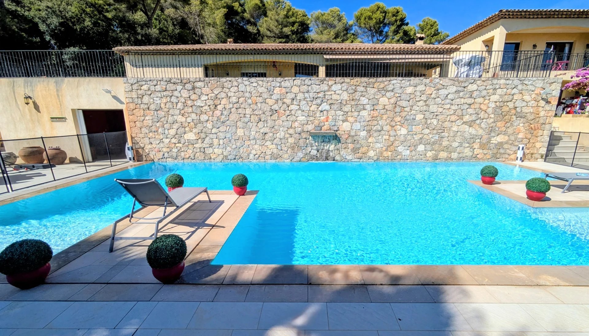 350 m² villa with a swimming pool and 2-hectare plot