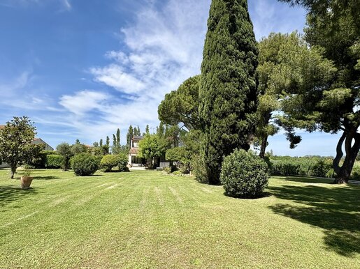Maison 7 pièces 215 m² · à Fourques · 215 m² · 840 000 €