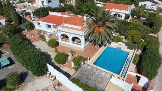 Vila tradițională mediteraneană mare, plină de farmec, de vânzare în Pinar del Advocat, Moraira, la doar câteva minute de mers cu mașina de facilități și plajă.