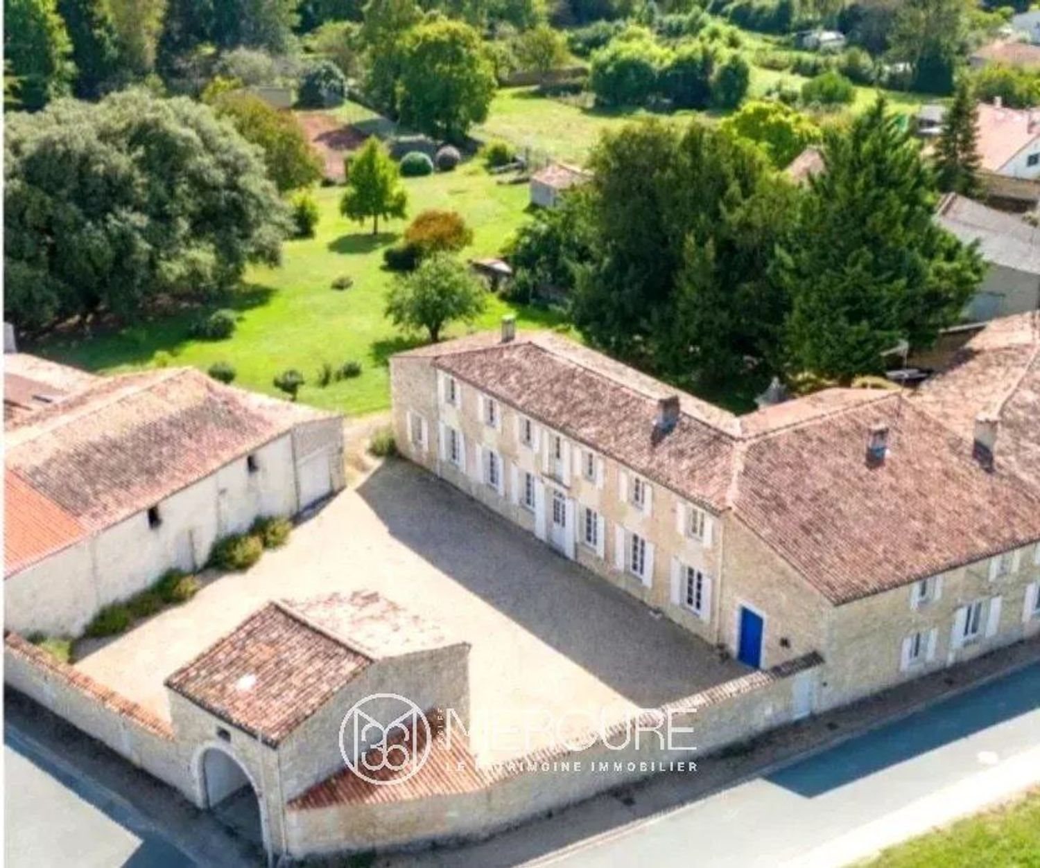 Maison à vendre, 365m², Saint-Romain-de-Benet