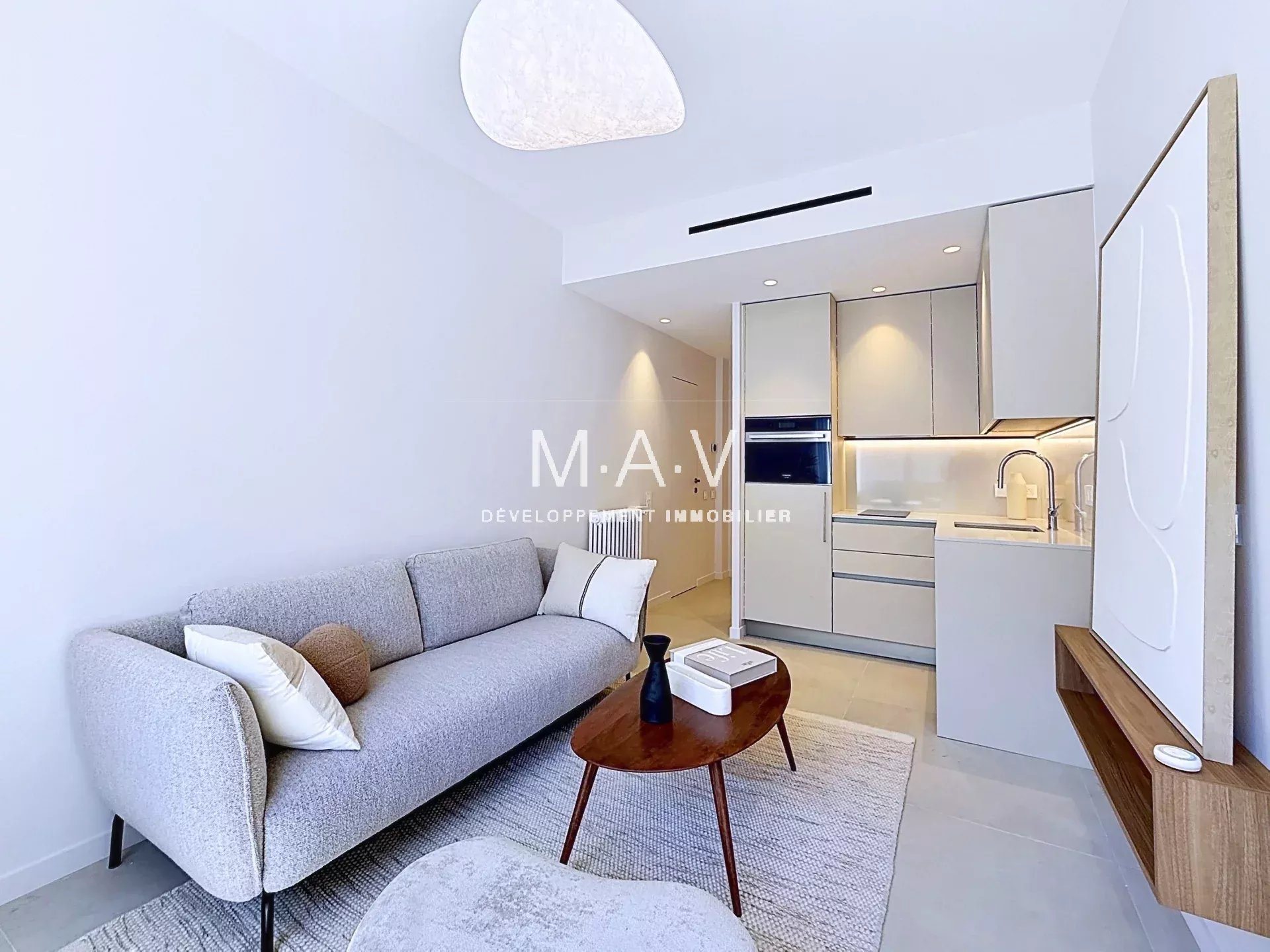 Carré d'or, close to the sea, superb 2-room apartment, west-facing balcony - Plus