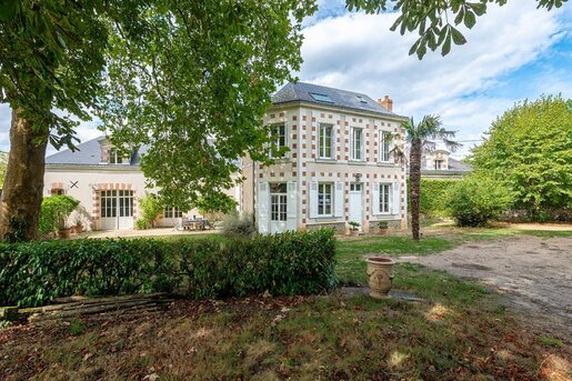 10 pièces 340 m² · à Etriché · 340 m² · 843 000 €