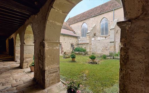 10 pièces 400 m² · à Les Thons · 400 m² · 220 000 €