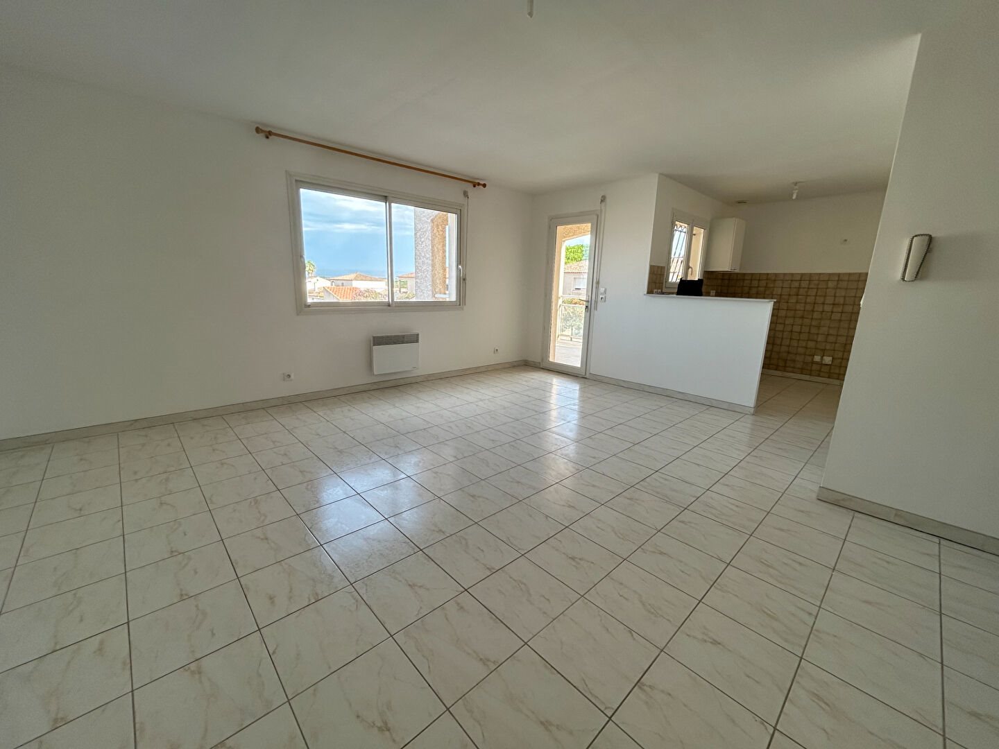 Appartement à louer, 82m², Vinassan