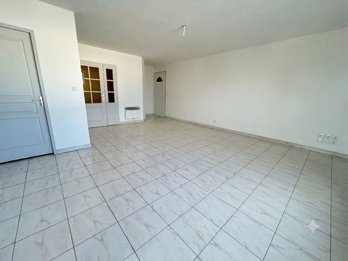 Appartement à louer, 82m², Vinassan