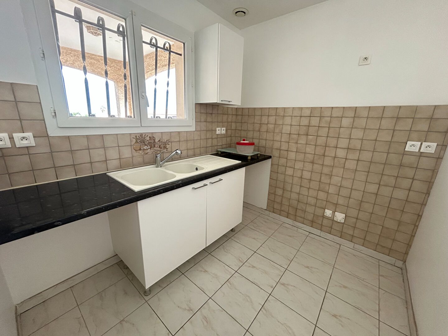 Appartement à louer, 82m², Vinassan