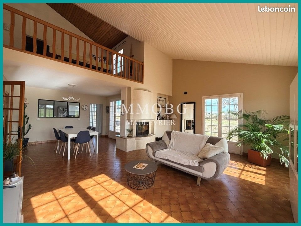 Maison à vendre, 179m², Yzernay