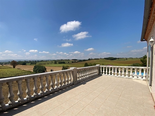Villa mit Untergeschoss mit Blick auf Pyrenäen, Schwarze Bergkette