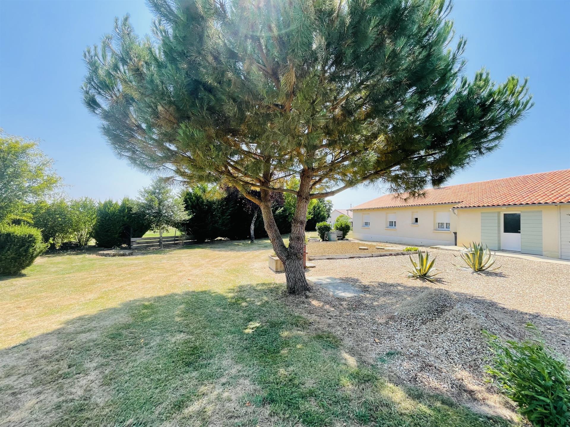 Maison à vendre, 106m², Nieuil-l'Espoir