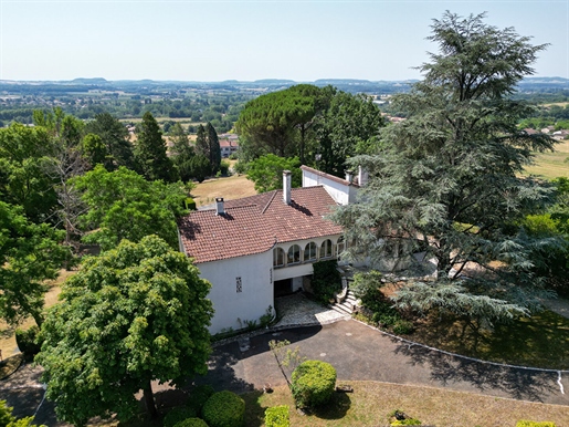 Maison 10 pièces 210 m² · à Condezaygues · 210 m² · 254 000 €