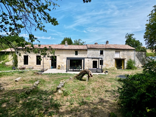 Maison 8 pièces 200 m² · à Prignac-Et-Marcamps · 200 m² · 499 000 €