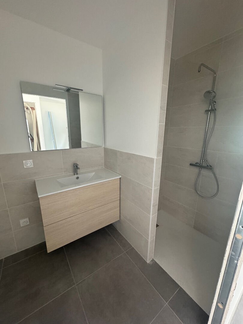 Appartement à louer, 1m², Valence