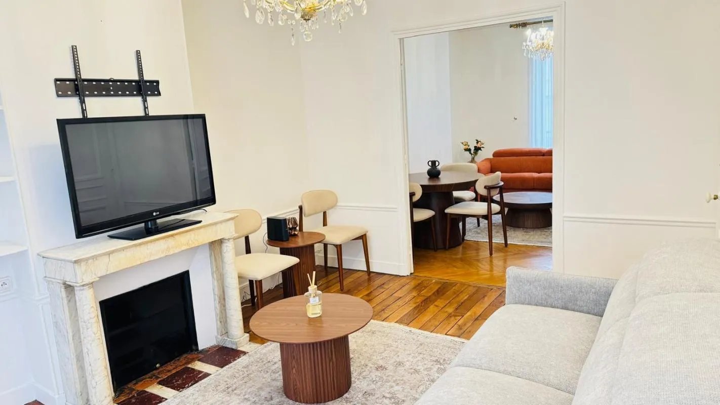 Appartement à louer, 2m², Paris 8ème