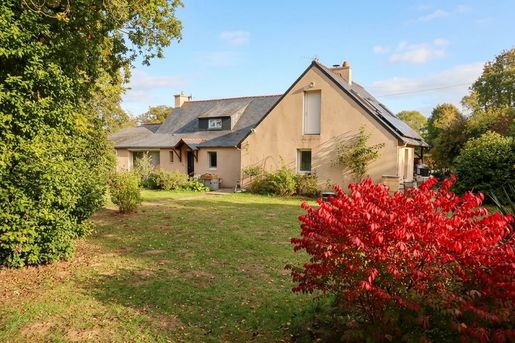 Maison 8 pièces 207 m² · à Saint-Hernin · 207 m² · 246 000 €