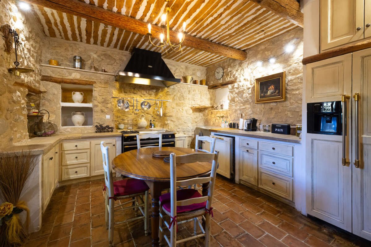 Maison à vendre, 330m², Le Puy-Sainte-Réparade