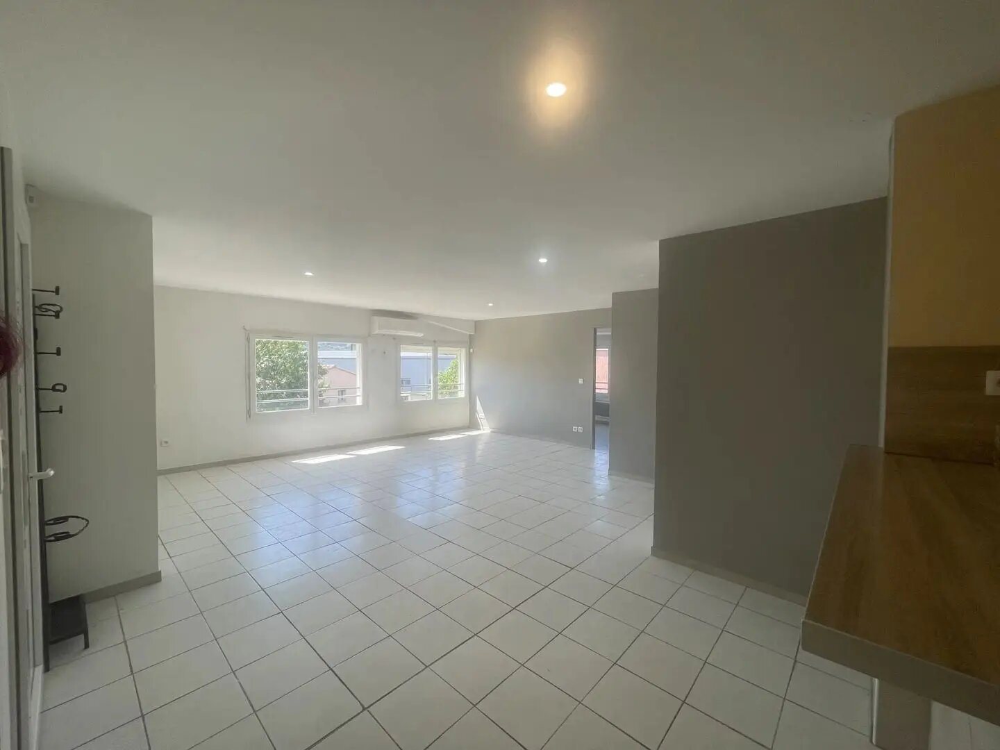 Appartement à louer, 83m², Saint-Julien-les-Rosiers